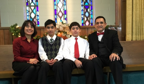 El pastor Víctor Jaeger, su esposa Celia, y sus hijos Hans y Johan